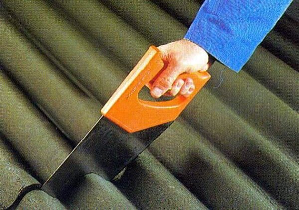 Использование ручной ножовки для распила