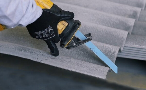 Порезка шифера сабельной пилой