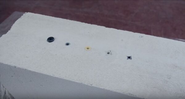 Разные виды крепежа в газобетоне. Слева направо: дюбель Hilti, дюбель FISCHER, анкер вкручиваемый, турбодюбель (дюбель винтовой), дюбель раскладной.