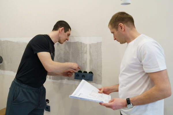 Прораб компании Ларссон на объекте проверяет работы мастера по дизайн-проекту - фото из рабочего архива Павла Костюкова