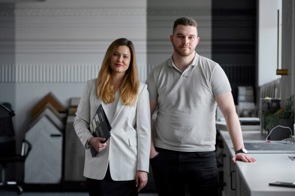 Инженер-строитель и дизайнер Ларссон встречают клиента для проведения полной консультации по дизайну и ремонту - связка Ларссон в работе с клиентом