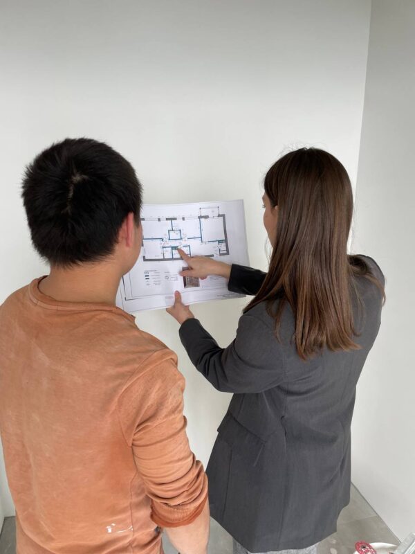 Дизайнер и инженер-строитель Ларссон изучают совместно чертежи дизайн-преокта клиента