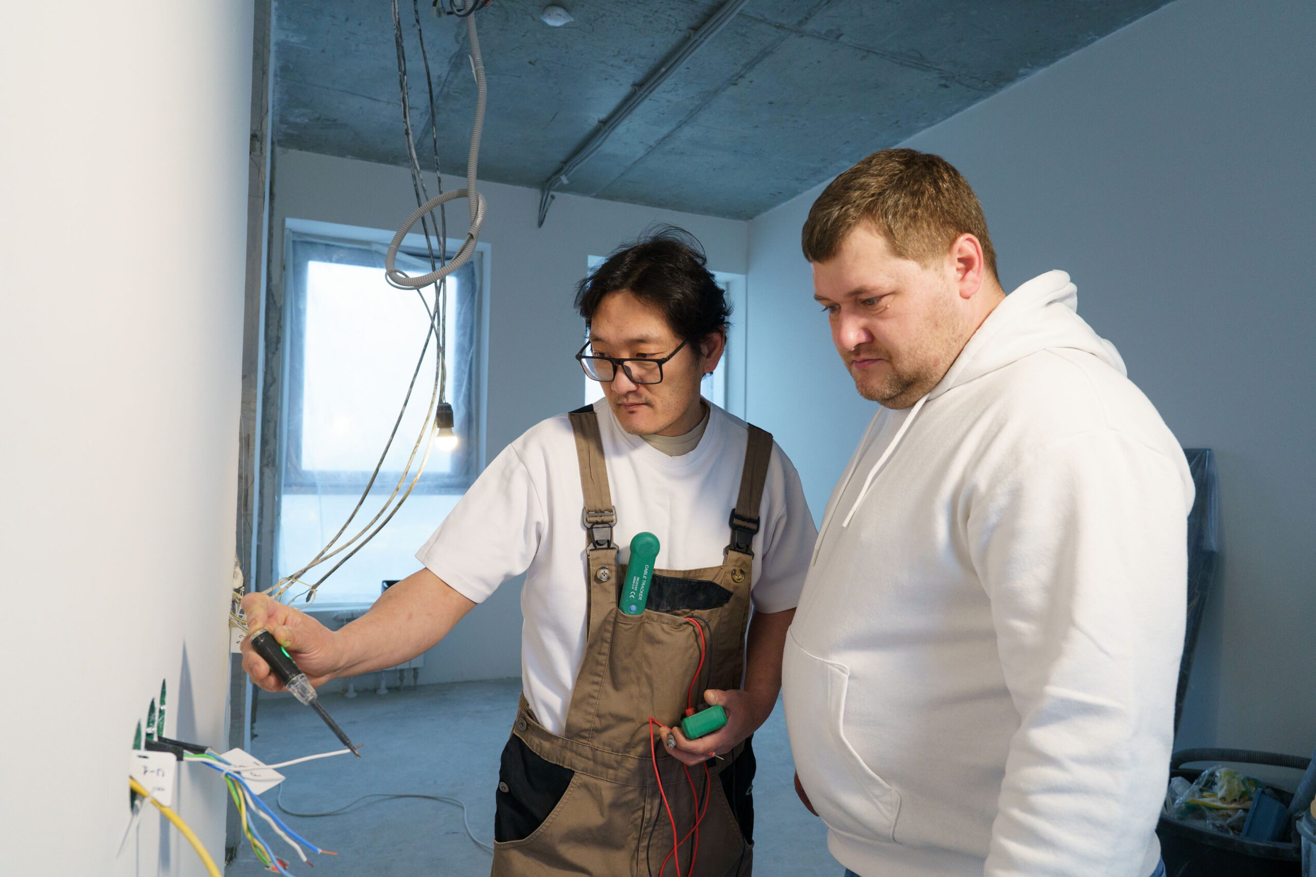 Леонид Замуруев с мастером на объекте, фото из личного архива