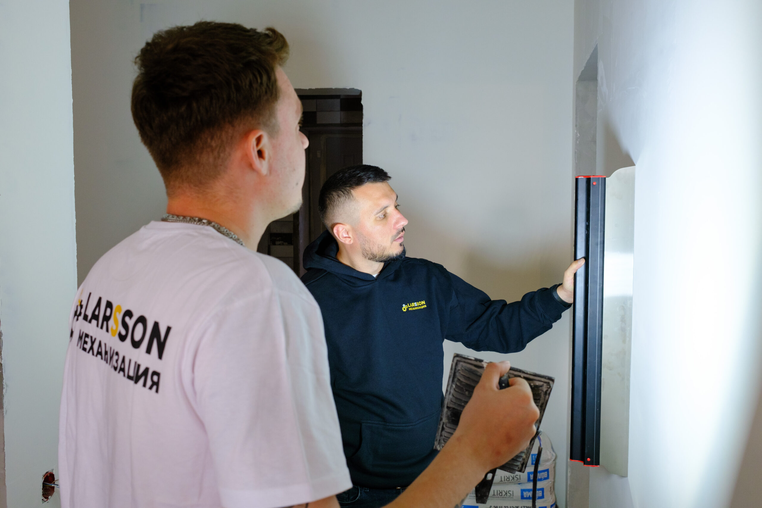 Сергей Нестеров с коллегой из “Larsson механизация” на одном из объектов